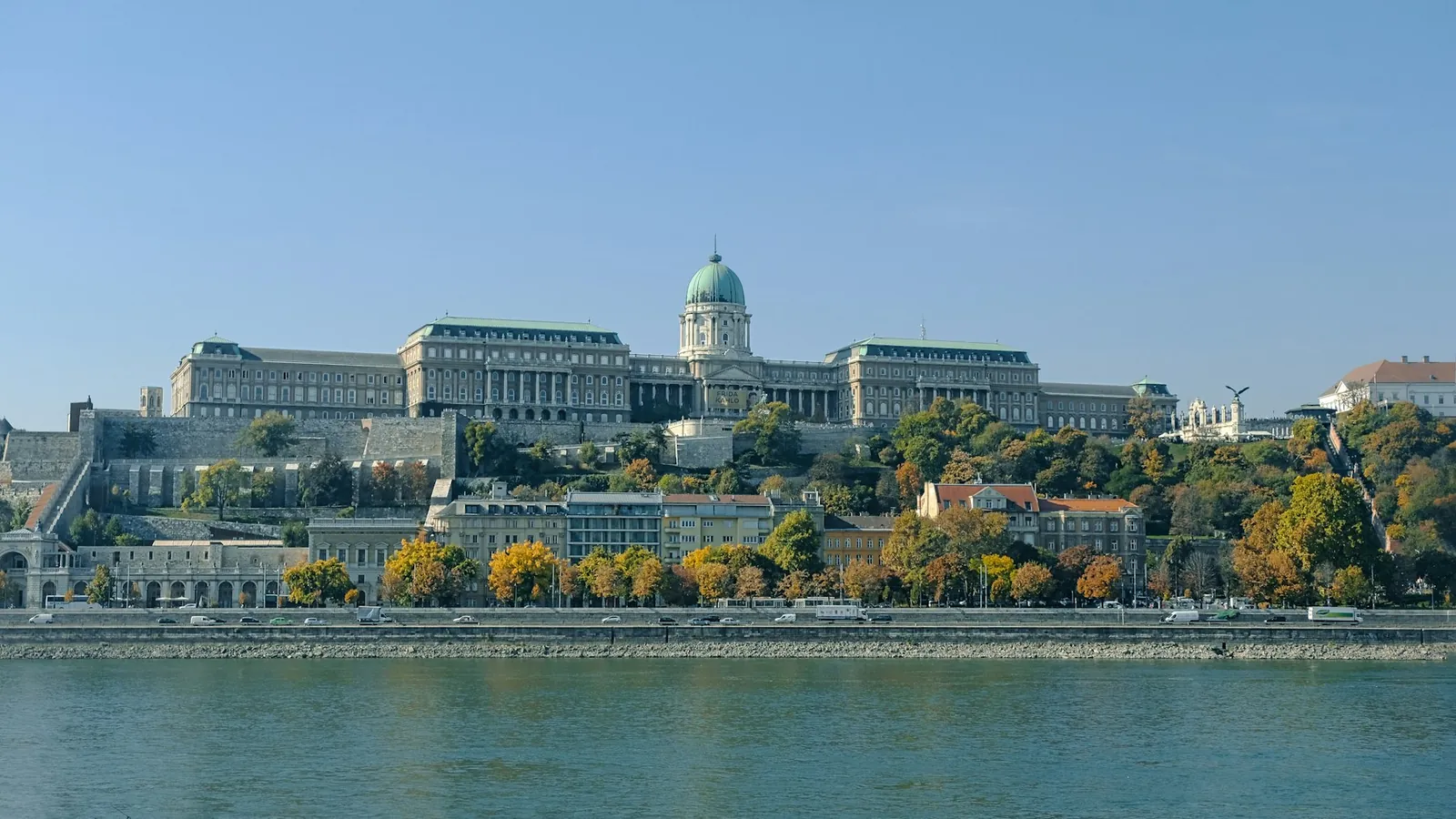A budai Várpalota panorámája a Duna felől